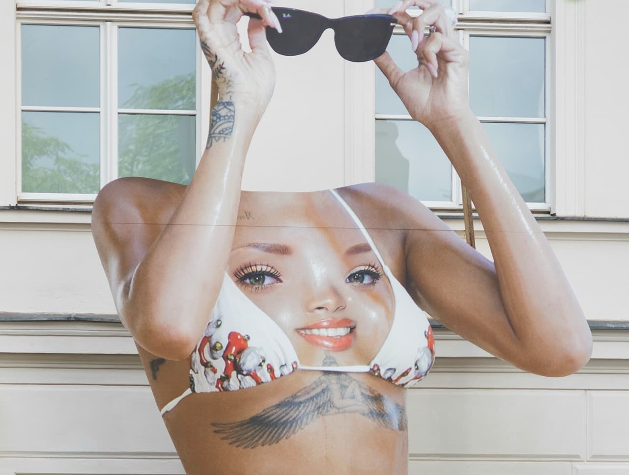 La obra más famosa de la Bienal de Berlín es de un colombiano que le quitó la cabeza a Rihanna