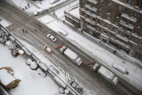 La nieve que deja la tormenta invernal "Pax" en la costa este de Estados Unidos ha causado al menos una decena de muertes, principalmente por accidentes de tráfico, y provocado la cancelación de más de 5.000 vuelos. Washington, está paralizada casi por completo, con acumulaciones de entre 20 y 30 centímetros, lo que ha causado el cierre de las oficinas federales y escuelas; los dos aeropuertos de la ciudad permanecen hoy cerrados. Filadelfia y Nueva York, donde se ha declarado el estado de emergencia, esperan acumular entre 30 y 40 centímetros de nieve y también se espera que las fuertes rachas de viento alcancen 80 kms. por hora. Las autopistas y carreteras en Carolina del Norte sufren desde últimas horas de la tarde del miércoles enormes atascos, en gran medida provocados porque muchos conductores decidieron abandonar sus vehículos en la calzada ante la imposibilidad de seguir su camino debido a las placas de hielo y las acumulaciones de nieve. En Atlanta cerca de 250.000 hogares se mantienen sin suministro eléctrico. Las mayores acumulaciones de nieve ocurrirán entre hoy y mañana a lo largo del corredor de la Interestatal 95, que recorre el nordeste del país, incluyendo las áreas metropolitanas de Washington, Baltimore (Maryland), Nueva York y el interior de Nueva Inglaterra.