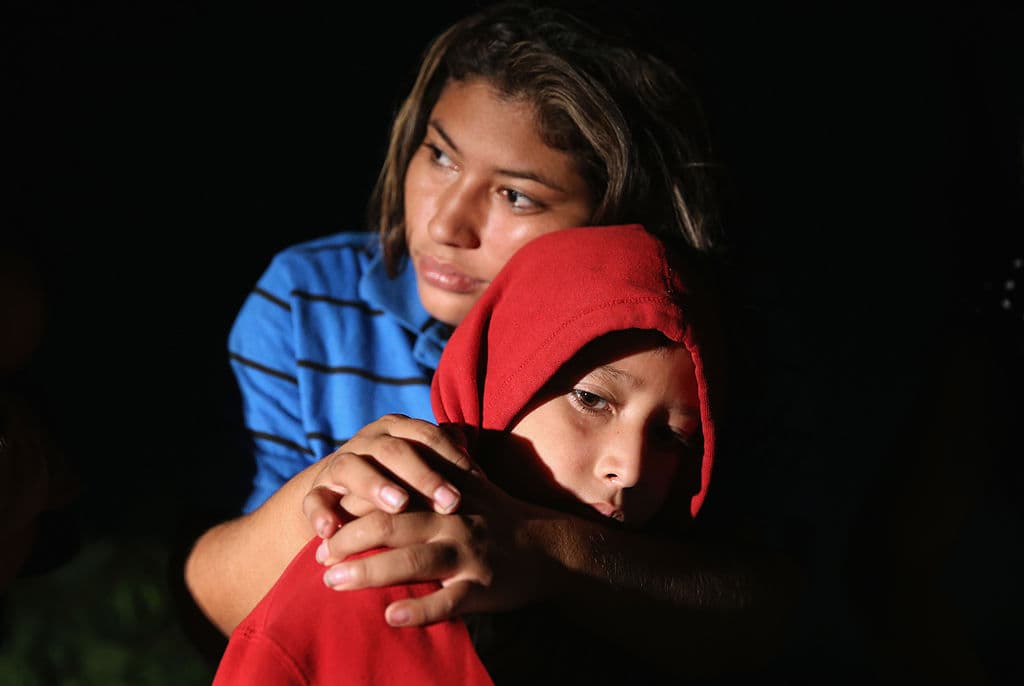 Gobierno confirma que evalúa separar a las madres de sus niños al cruzar la frontera de manera ilegal