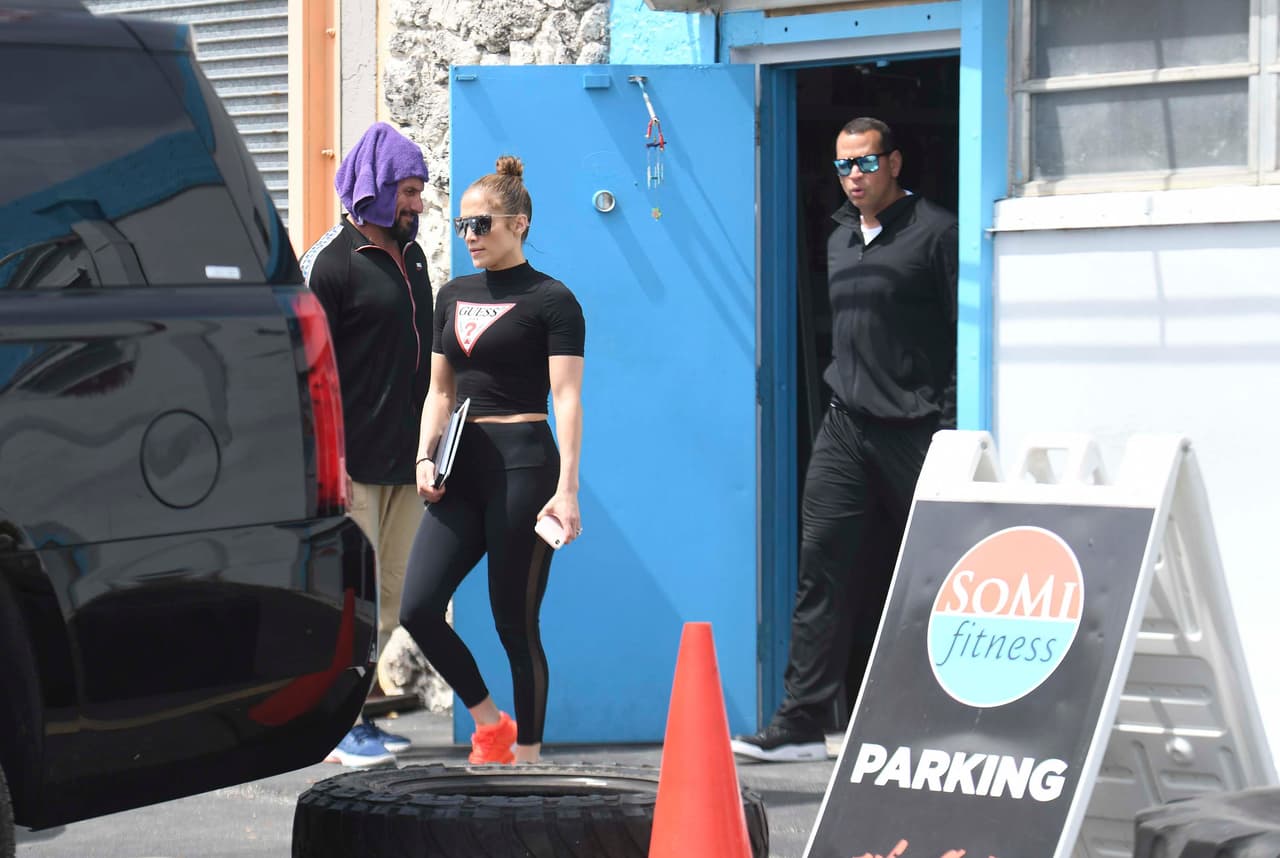 De allí salió junto a su futuro marido, quien tampoco sonrió.