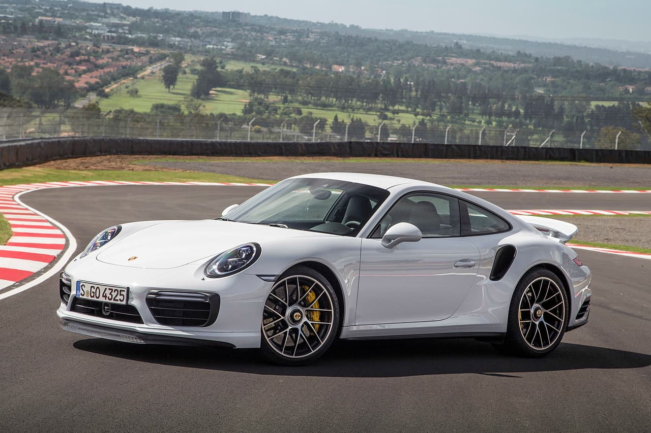 <b>9. <u>Porsche 911 Turbo S 2017</u>:</b> 205 MPH (328 KM/H)
<br>Un auto impresionante en cuestiones de innovaciones mecánicas para mantener un desempeño insuperable. Porsche siempre se ha diferenciado por ofrecer vehículos orientados a quienes disfrutan de conducción de alto desempeño con gran precisión y el Turbo S no es la excepción. 
<br>