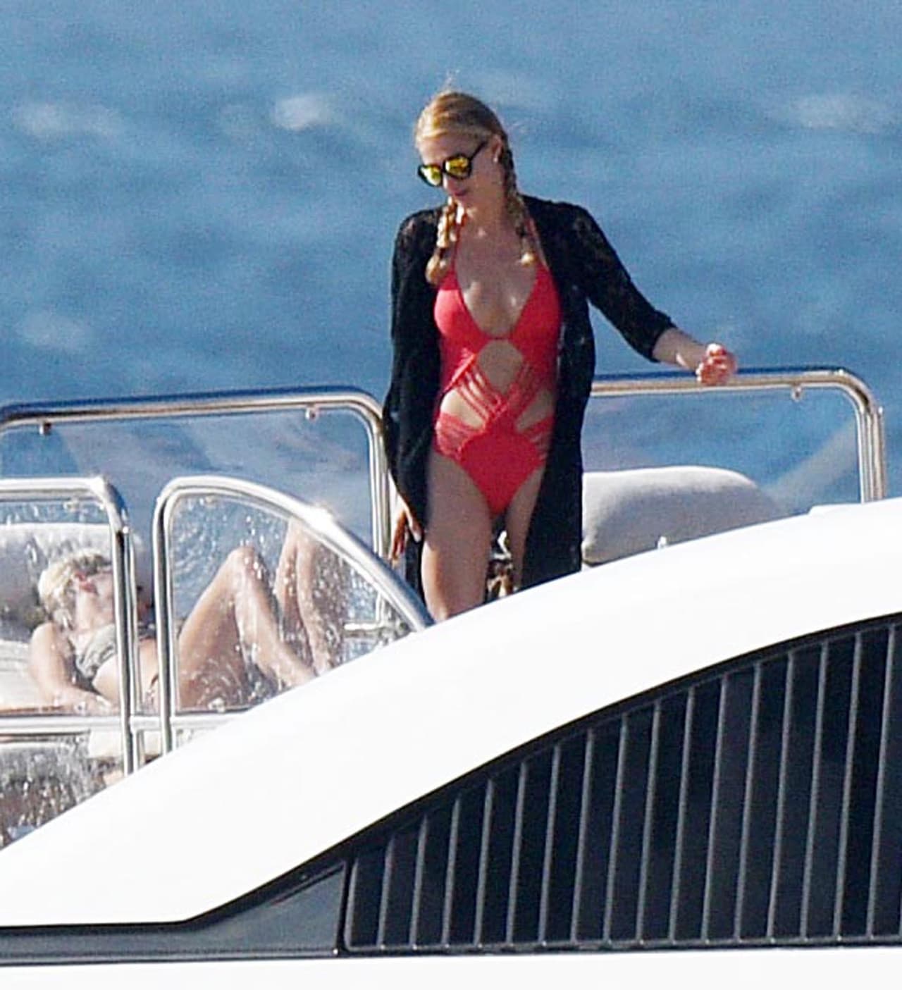 Nada mejor antes de disfrutar estas fechas, y si Paris nos presume sus curvas con tremendo bikini, ¡mejor!