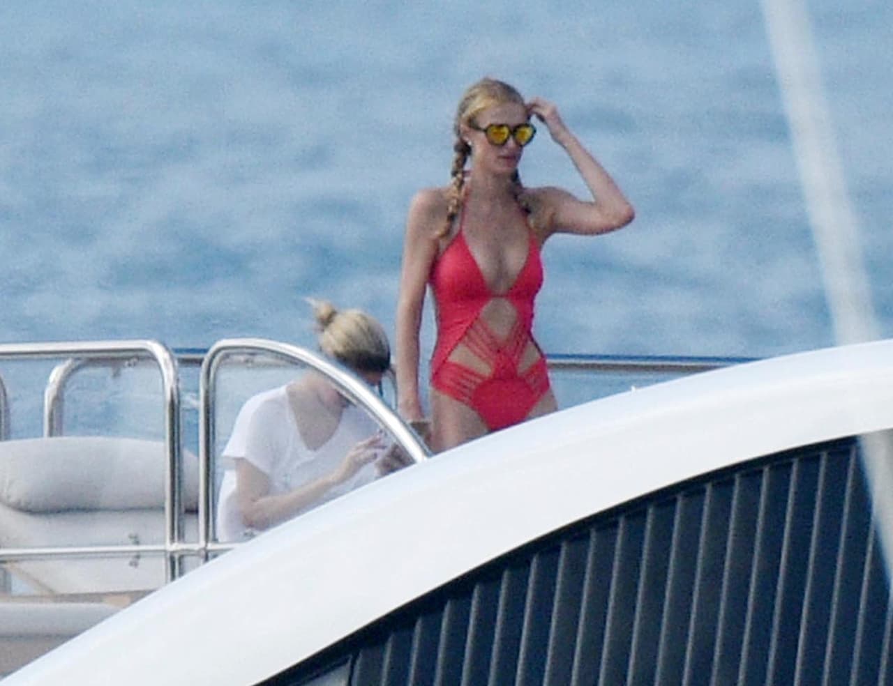 Y Paris escogió un bikini rojo pasión que nos dejó con la boca abierta.