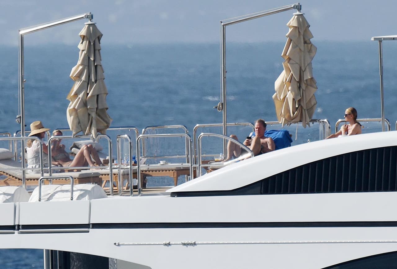 Si papi no le hacía caso por estar jugando en el celular.