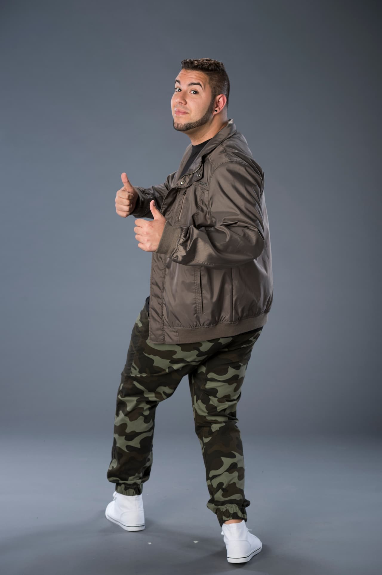 Estudia medicina, pero la música también es su pasión. Siente pena de su físico y nunca ha cantado en un escenario.