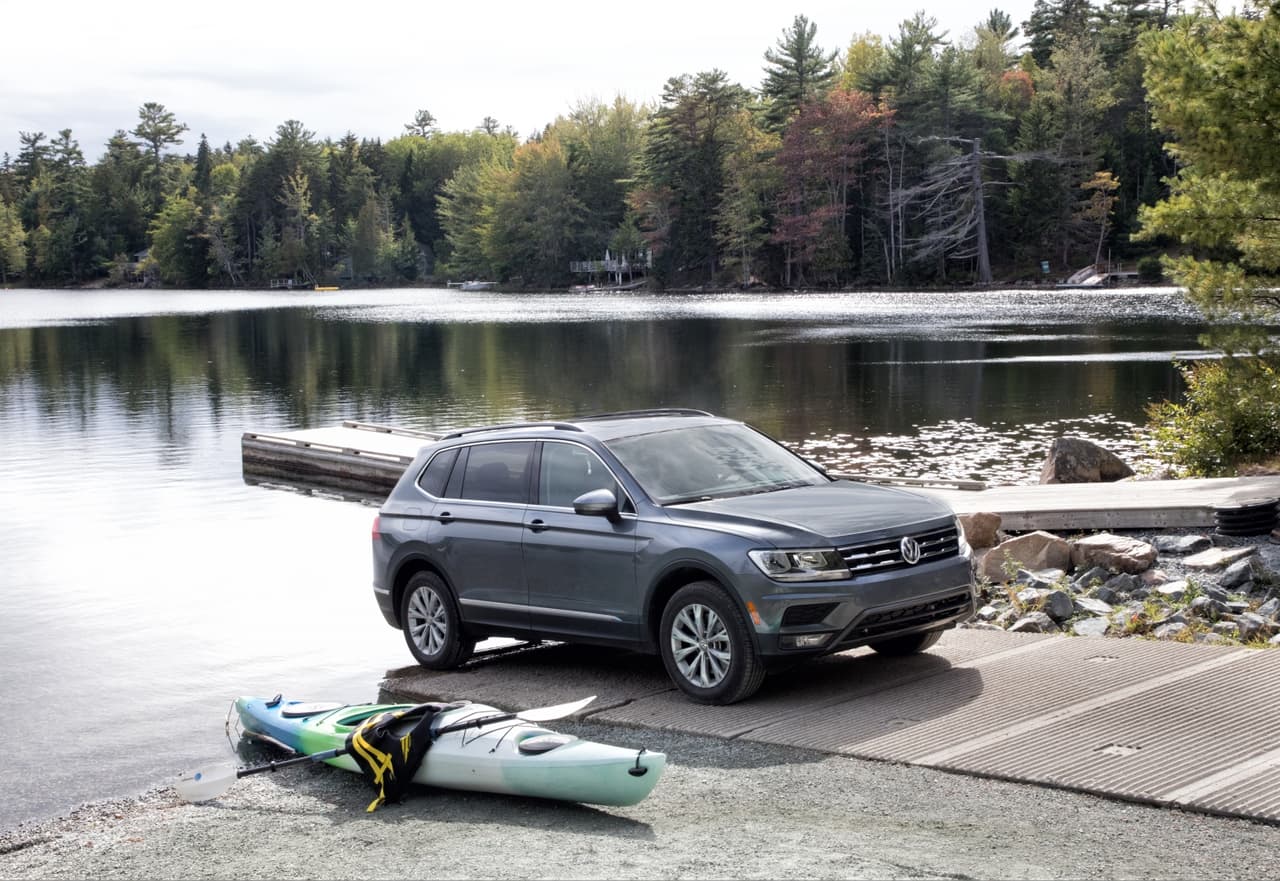 <b>VW Tiguan</b>
<br>La nueva generación de esta SUV arribó con un diseño más fresco y mejor espacio interior, gracias a la plataforma MQB sobre la cual está montada. Cuenta con un motor TSI de 2.0 litros de 184 hp, 221 lb-pie de torque y transmisión automática de ocho velocidades. Agrega una versión R-Line con rines de 19 o 20 pulgadas.