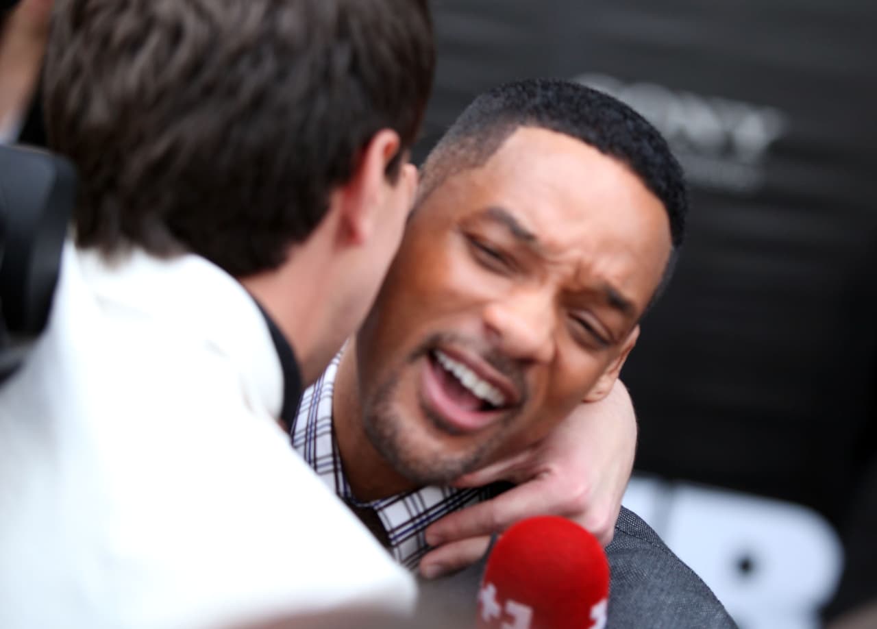 Vitalii fingió hacerle una entrevista, pero después le dio un besito.