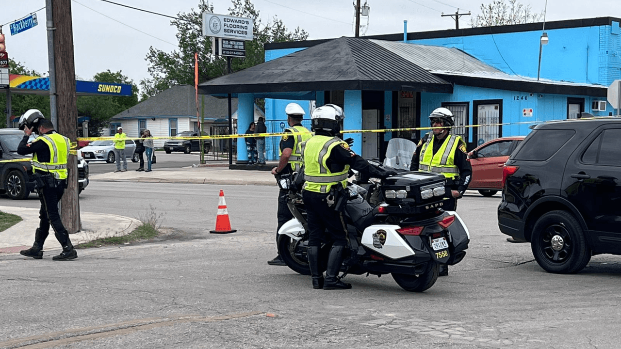 Sospechoso de disparar a policías resulta baleado en el este de San Antonio y está grave