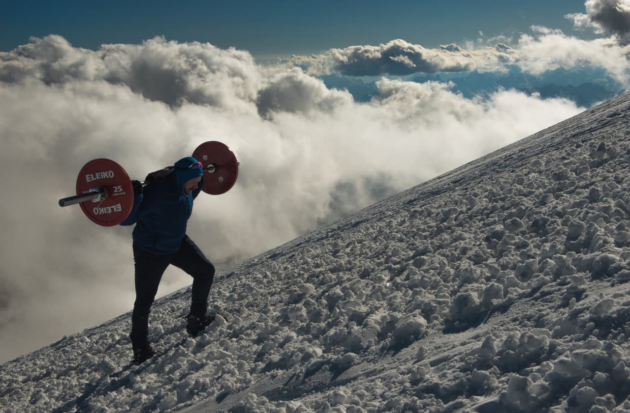 Es incluso aún más sorprendente que lo cargara mientras subía más y más.