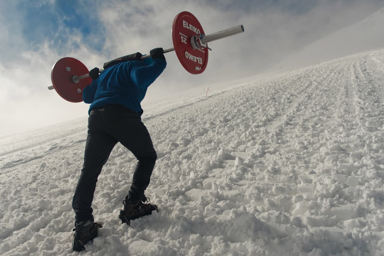 Después de arduo trabajo e inmenso frío, él pudo llegar a la cima… ¡mientras cargaba unas pesas!