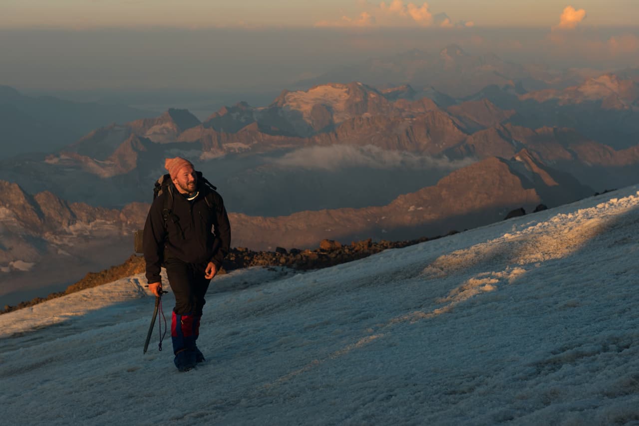 Él es la primera persona en escalar el Monte Elbrus con unas pesas de 75 kilos sobre sí.