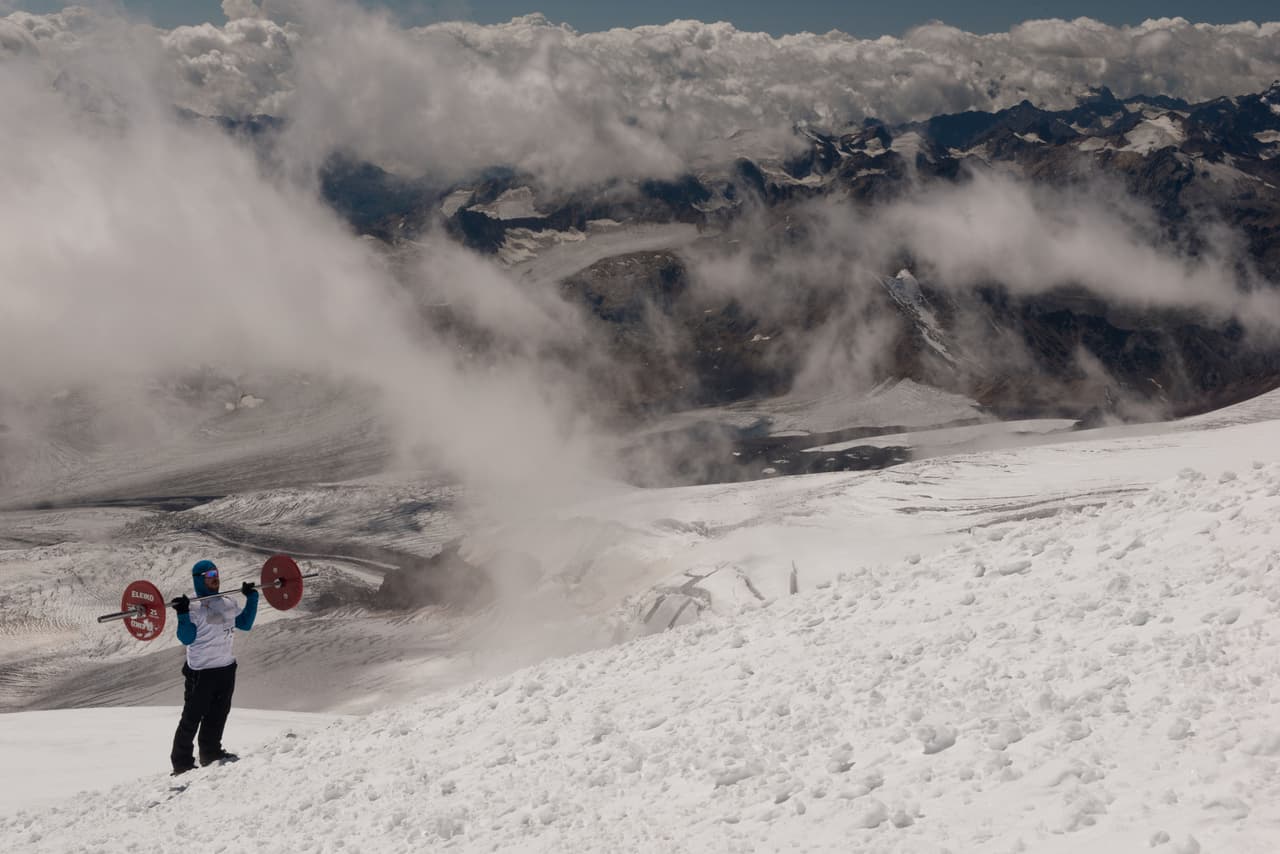 Andrew cargó los 75 kilos a lo largo de los 5642 metros que supone subir el monte.