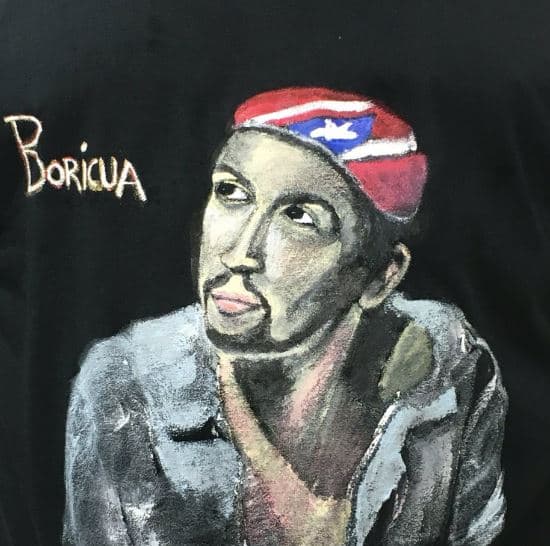 Presumió la imagen de una camiseta que vestía un pariente.