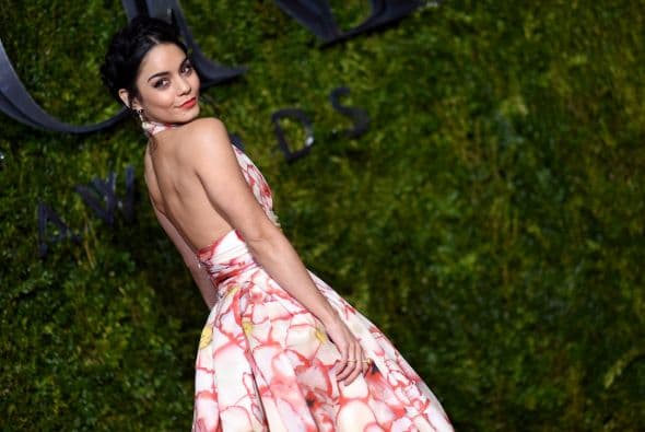 Debajo de esas flores que la hacían lucir muy bella estaban unos zapatos de Kurt Geiger.