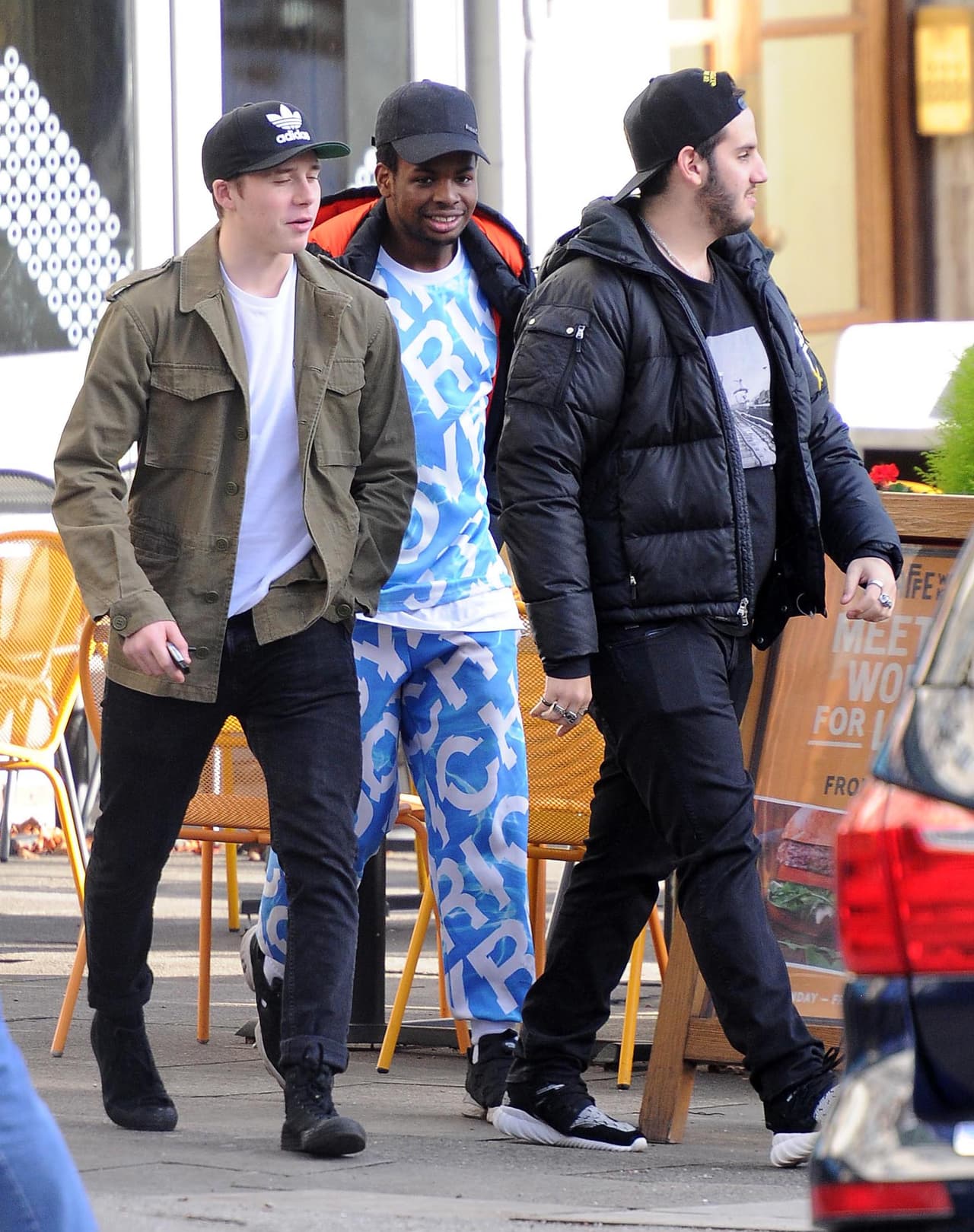 El hijo de David y Victoria Beckham paseaba como si nada con sus amigotes.