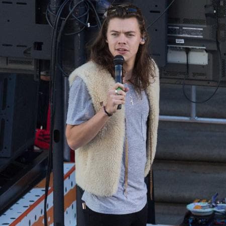 El cantante, a quien se le ha relacionado en el pasado con
<b> <a href="https://www.univision.com/temas/kendall-jenner">Kendall Jenner</a></b>,
<b> </b>aseguró que en este momento 
<b>no está saliendo con nadie.</b>
<br>