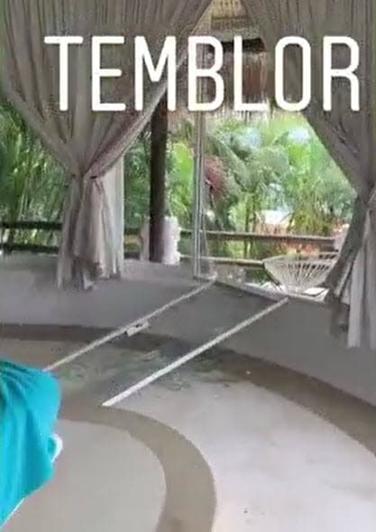 <b><a href="https://www.univision.com/famosos/no-saben-el-susto-alejandra-guzman-ensena-como-el-sismo-rompio-ventanas-y-paredes-en-una-de-sus-casas-en-mexico-video" target="_blank">"No saben el susto"</a></b>, narró la cantante mientras documentó lo ocurrido.
<br>