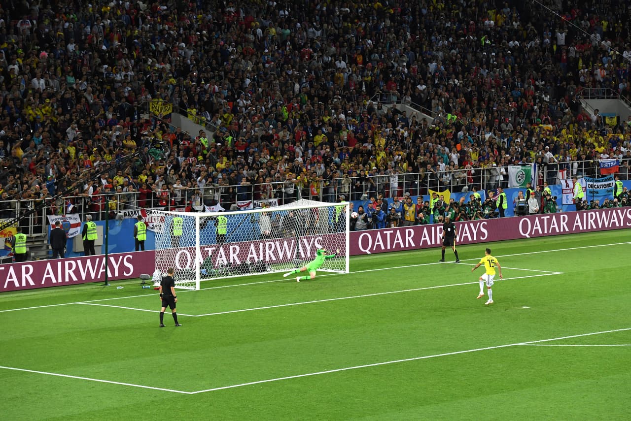 Sin embargo no sería el primer fallo. Mateus Uribe pateó, y erró. Un tiro potente y por arriba que se estrelló en el larguero. COL 3-2 ING