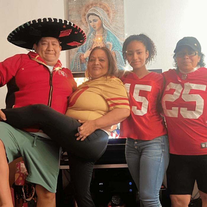 La tradición, la fe y la pasión por los 49ers de San Francisco es lo que comparte la familia Romero Zúñiga.