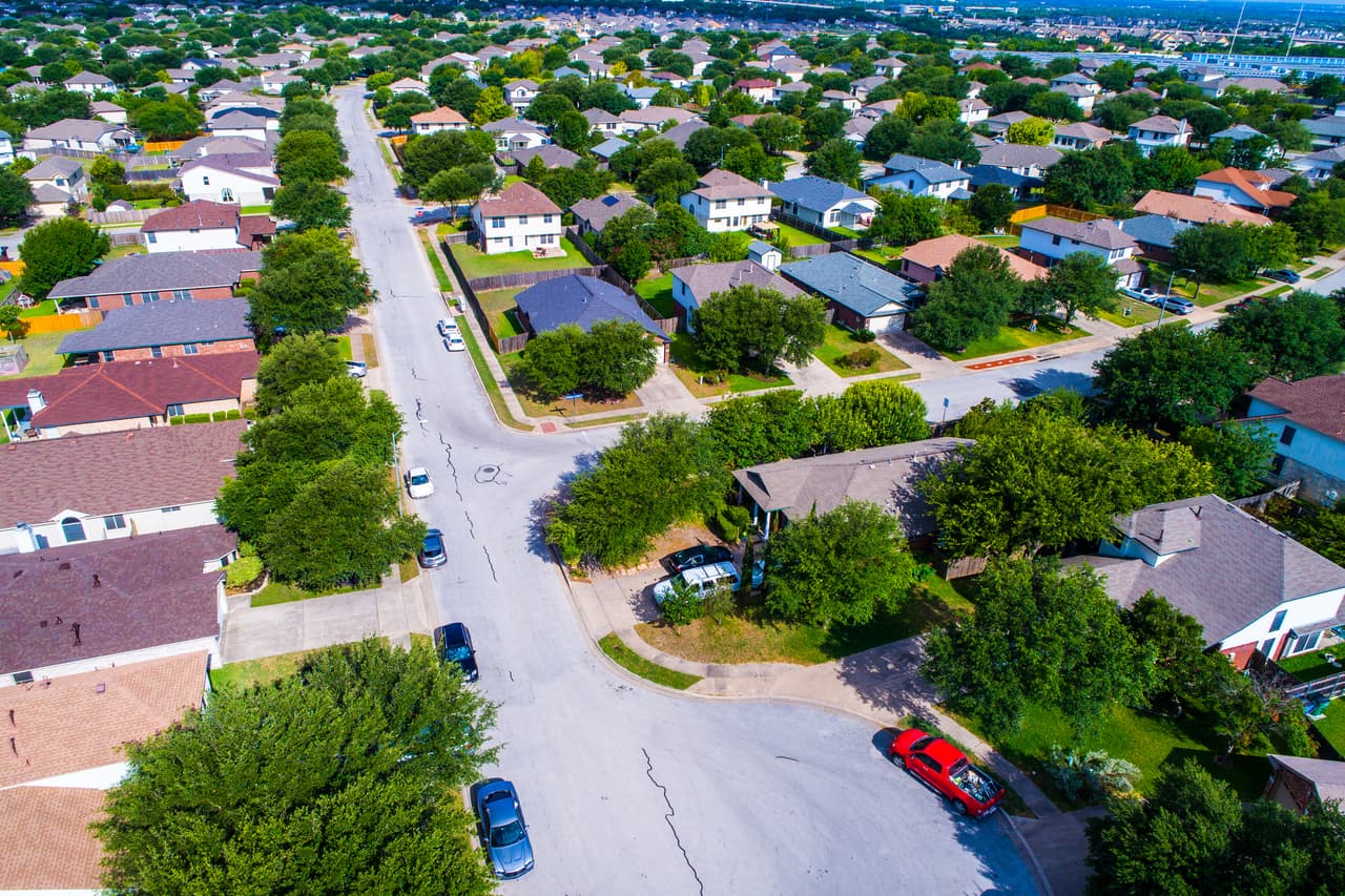 <b>Puesto 10. Pflugerville, Texas</b>
<br>
<br>Aumento en el valor promedio de la vivienda en el último año: +32.2% (+92,613 dólares).
<br>
<br>Valor promedio de la vivienda en mayo de 2021: 380,330 dólares.
<br>
<br>Variación de la población en un año: +3.3% (+1,980 habitantes).
<br>
<br>Población: 61,737 habitantes.
<br>
<br>Aumento del ingreso familiar promedio: +6.1% (+5,395 dólares).
<br>
<br>Ingreso familiar promedio: 93,627 dólares.
<br>