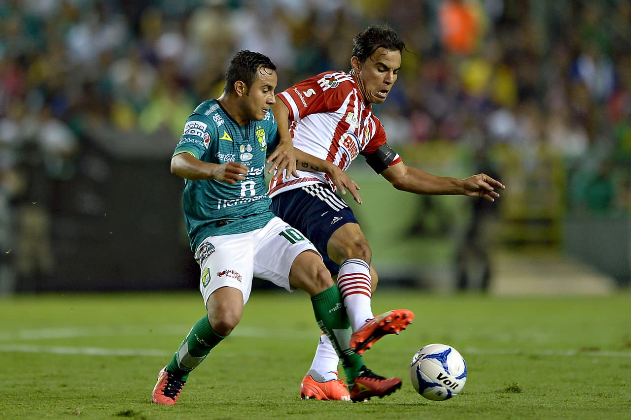 Omar Bravo y Luis Montes disputando el balón