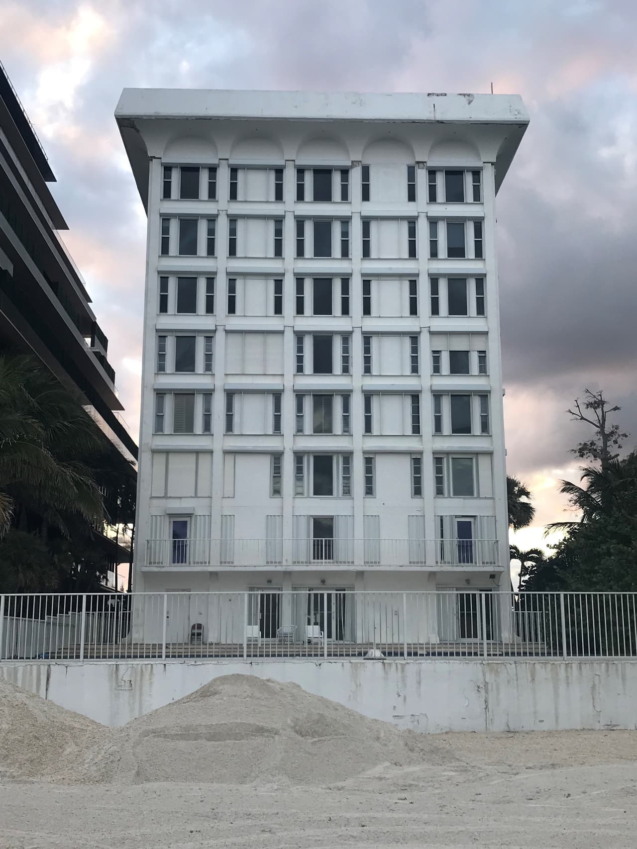 Edificio en Surfside donde se encuentra el apartamento que vendió el fiscal Alejandro Gertz Manero en 2015.