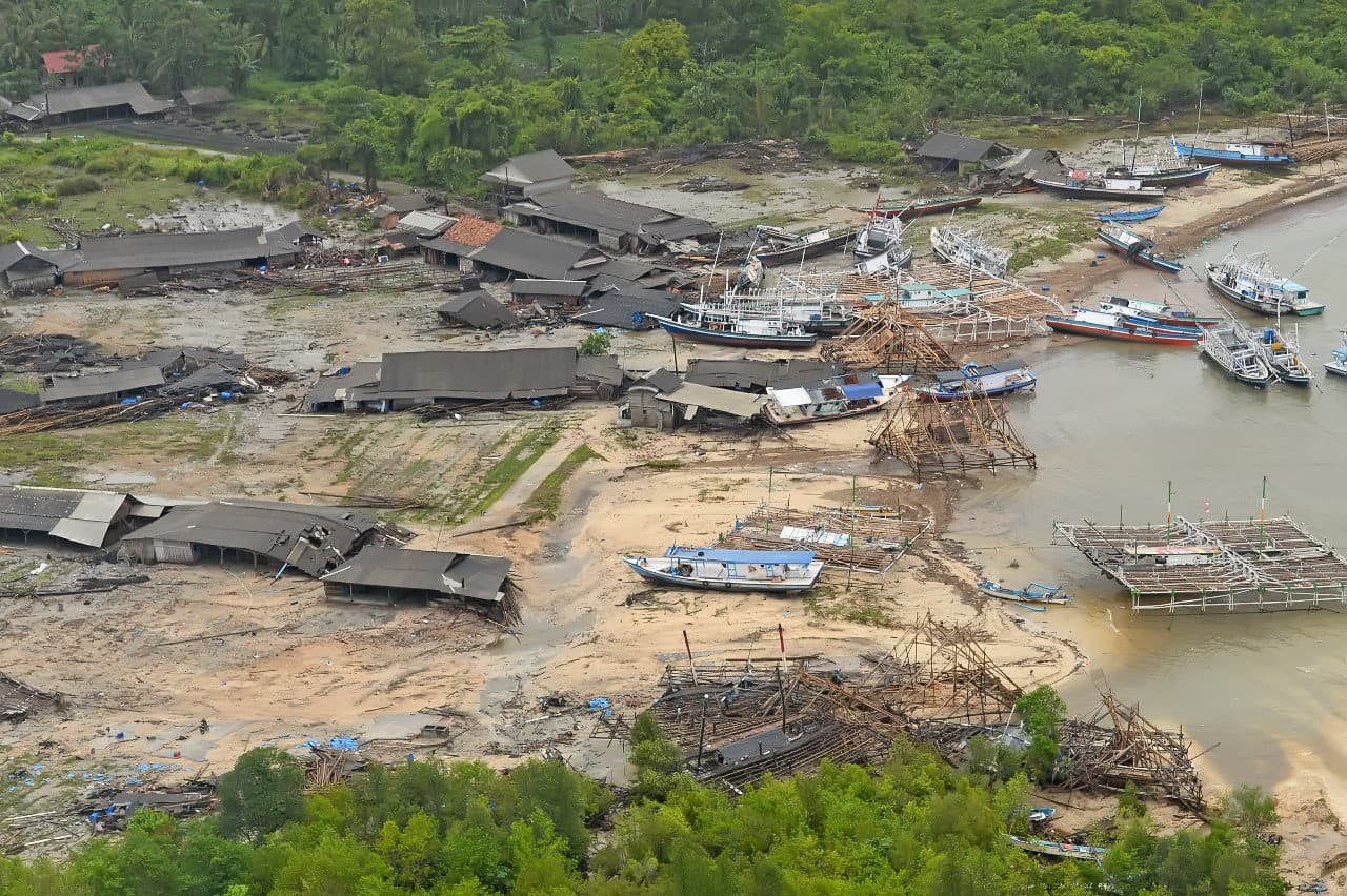 Una vista aérea de los daños causados por el tsunami en Pandeglang, provincia de Banten, en Indonesia.
