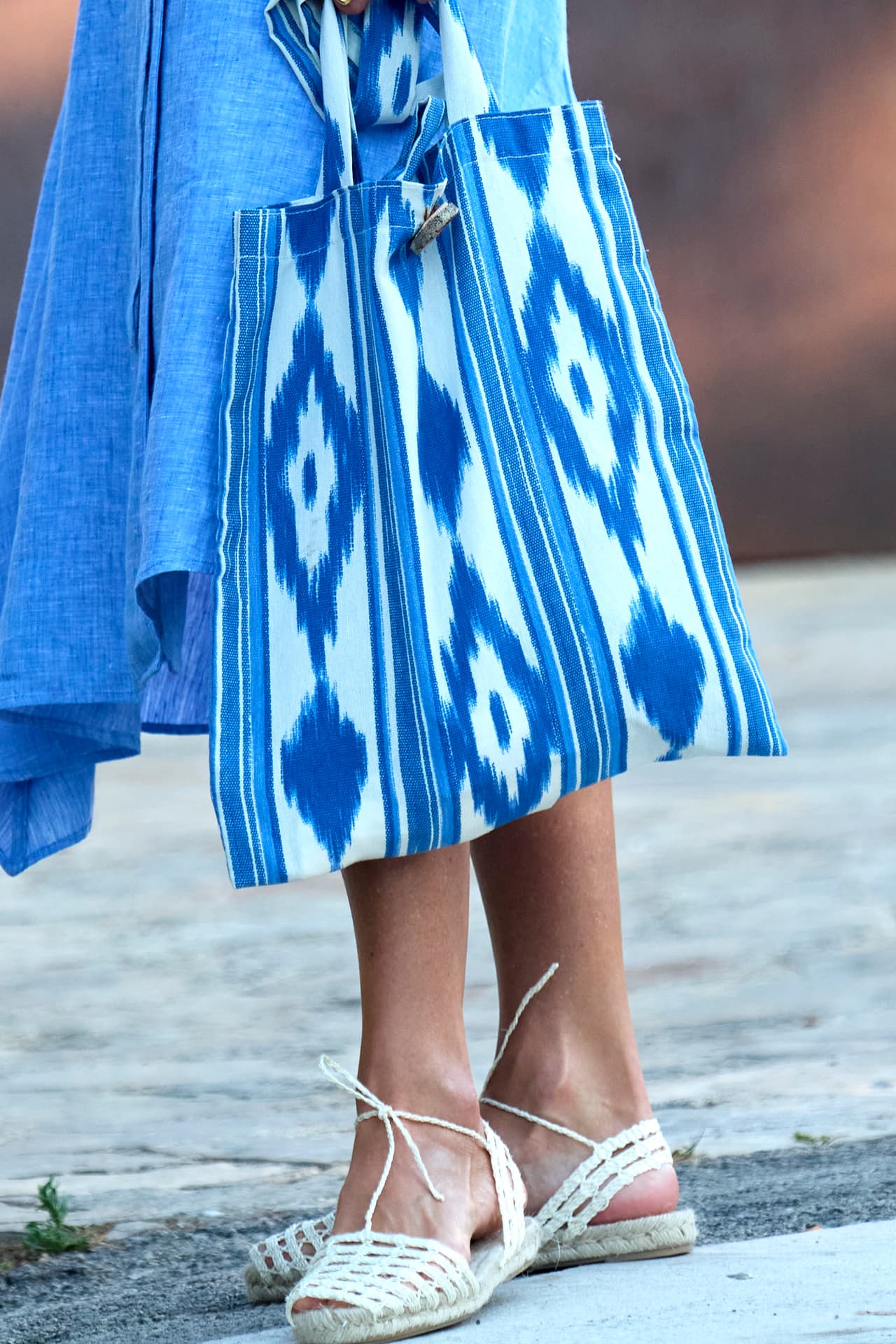 Algodón, lino y tinte artesanal componen las prendas tradicionales que se producen en Mallorca, elementos que no resaltaban en el bolso que la reina combinó con su vestido veraniego azul y sus sandalias en tono nude, según los artesanos.
