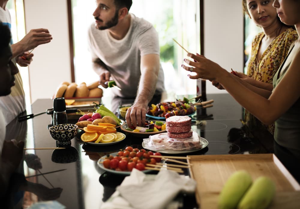 Si no se conocen las preferencias de algún invitado habrá que preguntarle antes para que se sienta a gusto en la reunión. 
<br>Hay quienes son alérgicos a determinados alimentos y si no se toma en consideración podrían causar inclusive situaciones de emergencia médica.
<br>
<b>Signos que más suelen cometer este error: Cáncer y Piscis</b>