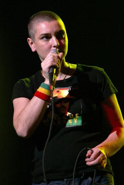 "Lucha contra el verdadero enemigo", fue la frase que Sinead repitió mientras rompía la fotografía.