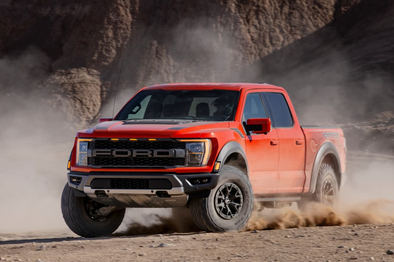 La F-150 Raptor 2021 será ensamblada en la planta de camionetas de Ford en Dearborn, Michigan y estará disponible en los concesionarios de Estados Unidos a partir de este verano.