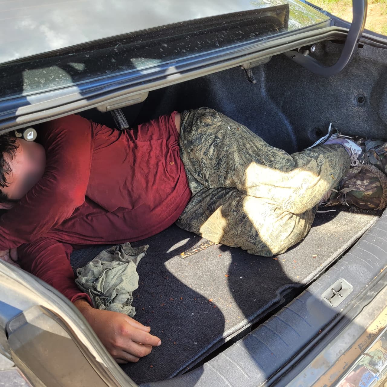 Así fue encontrado elmigrantes que viajaba con el grupo de mexicanos.