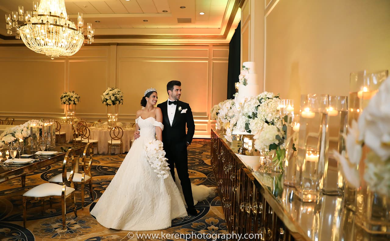 La decoración estuvo contrastada por el color blanco y los destellos dorados de la iluminación.