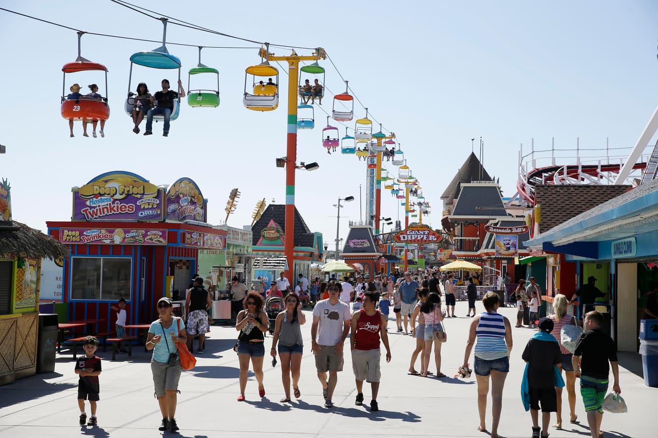 El Santa Cruz Beach Boardwalk, escenario de un sinúmero de postales y películas, es un buen lugar para los románticos que además disfrutan de la emoción de los juegos mecánicos. Además de estas atracciones, la playa se encuentra a unos pasos y por lo general cuenta con un clima agradable.