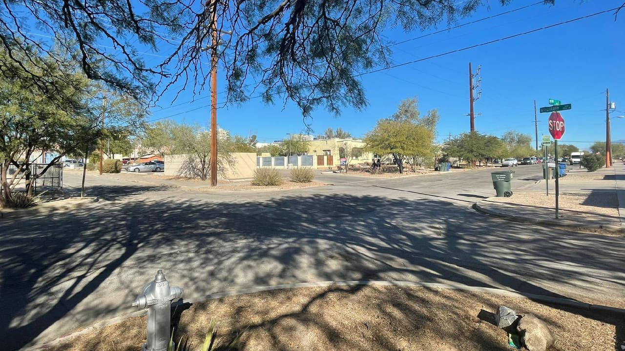 La víctima caminaba al oeste por 8th Street desde N. Mountain Ave., cuando un vehículo comenzó a seguirla.