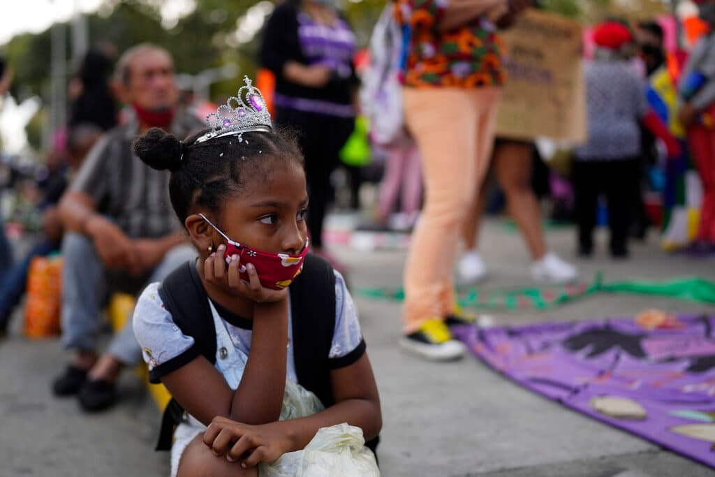 <b>Venezuela</b>
<br>
<br>Una niña lleva una tiara y descansa en medio de la manifestación organizada en Caracas, Venezuela, el martes 8 de marzo de 2022.