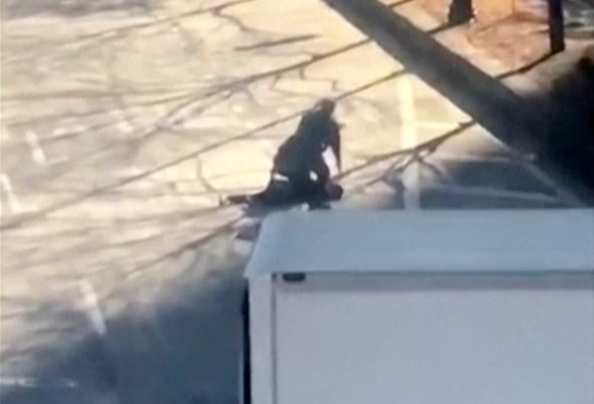 Aunque las autoridades de la oficina del alcalde hasta el Departamento de Seguridad Nacional de Estados Unidos rápidamente calificaron el ataque como un acto de terrorismo, el gobernador Andrew Cuomo enfatizó que se cree que el sospechoso actuó solo. La imagen es una captura de pantalla del momento en que un oficial de policía sometió al atacante.