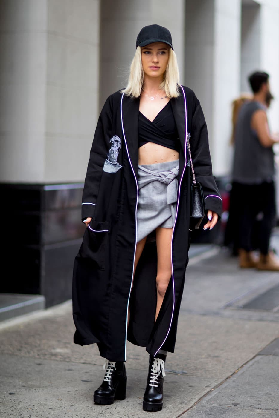 La tendencia de robarse la bata de seda para llevarla a la calle es nueva y apenas empieza a insinuarse, pero en los alrededores de los desfiles de Nueva York ya se podía ver a arriesgadas jovencitas que complementaban un juego de crop top y shorts con una larga bata desamarrada.