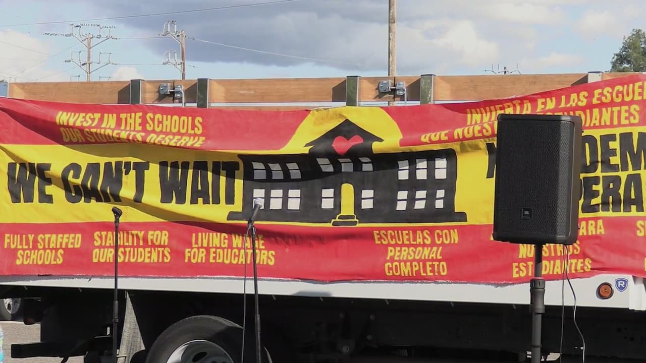 Más de 1,400 maestros de Twin Rivers inician huelga indefinida por mejores salarios