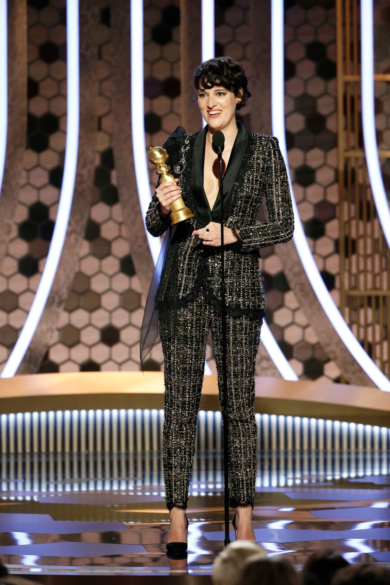 Phoebe Waller-Bridge, quien arrasó en los Emmy, también ganó el Golden Globe a la Mejor actriz de serie,miniserie o película de televisión (musical o comedia) por 
<b>'Fleabag'</b>.