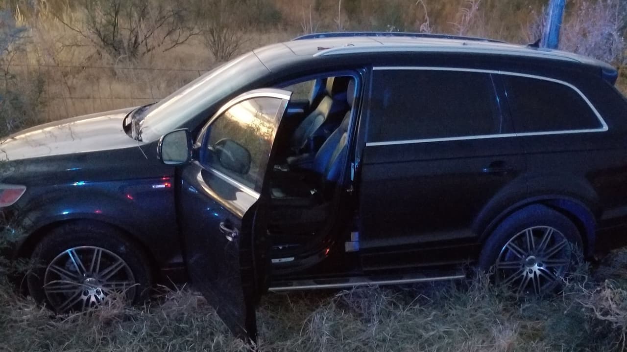 En una publicación de la Patrulla Fronteriza reportan que un vehículo casi hiere a un agente de la estación de Tucson cuando huía del puesto de control SR-86 por Three Points. Los agentes lo detuvieron con tiras de púas y arrestaron al conductor ciudadano estadounidense.