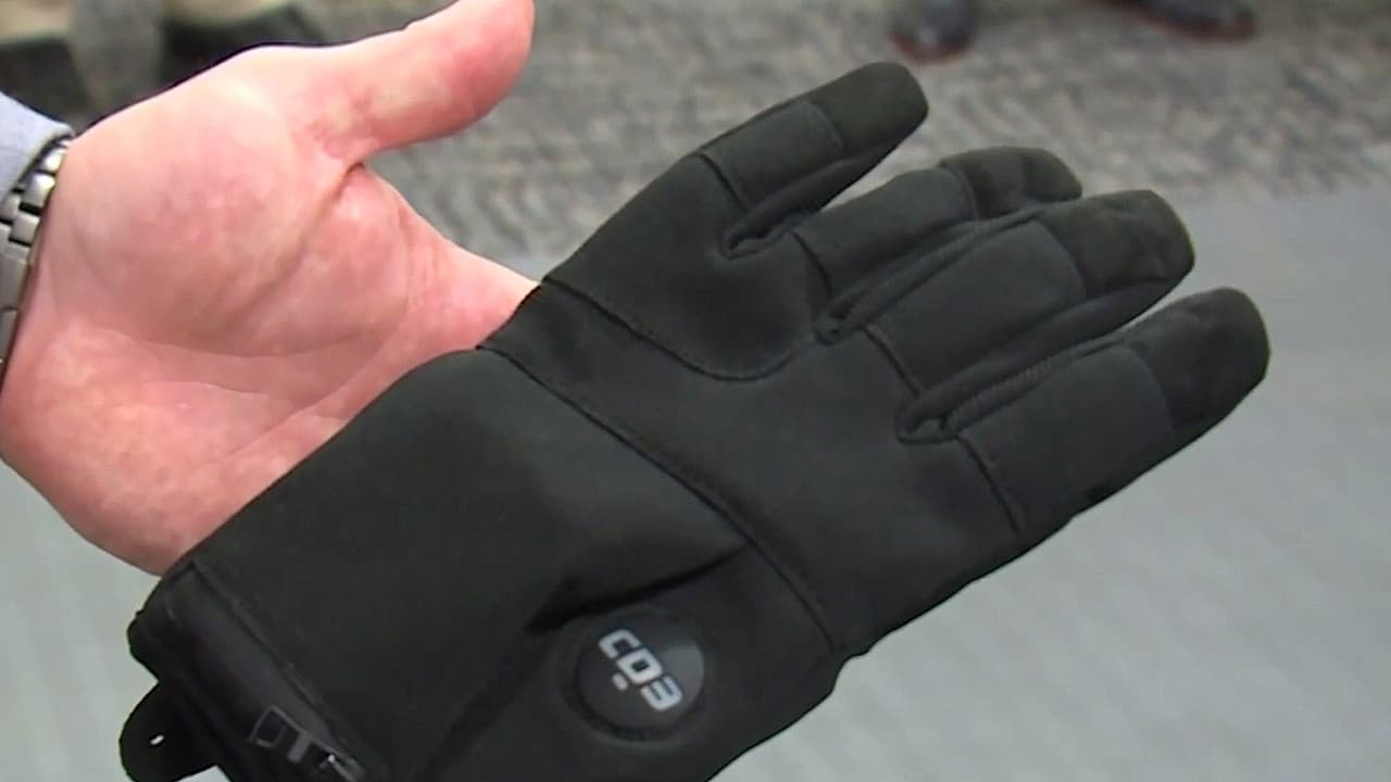 Guantes de descargas eléctricas: California busca prohibir la herramienta a los agentes de ICE