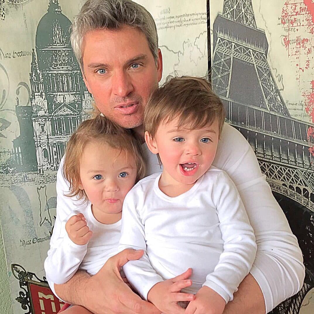 <b><a href="http://www.univision.com/temas/ramiro-fumazoni">Fumazoni</a></b> es el más feliz de tener estas dos bendiciones en su vida, pues le han enseñado cómo ser un buen padre y una mejor persona.