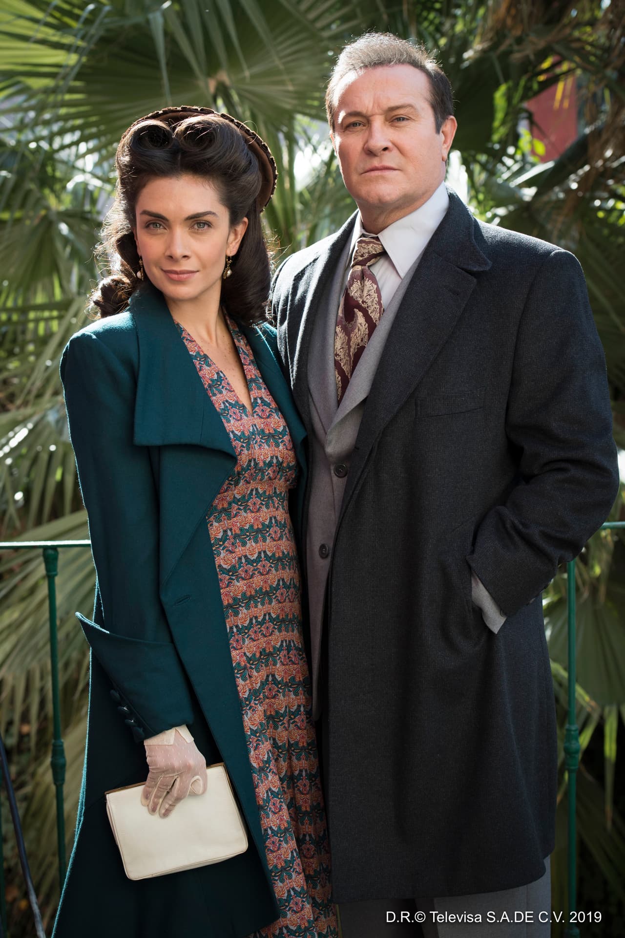 La actriz 
<b>María de la Fuente</b> será María Luisa Hidalgo, madre de Silvia Pinal, mientras que 
<b>Arturo Peniche</b> dará vida a Luis Pinal.