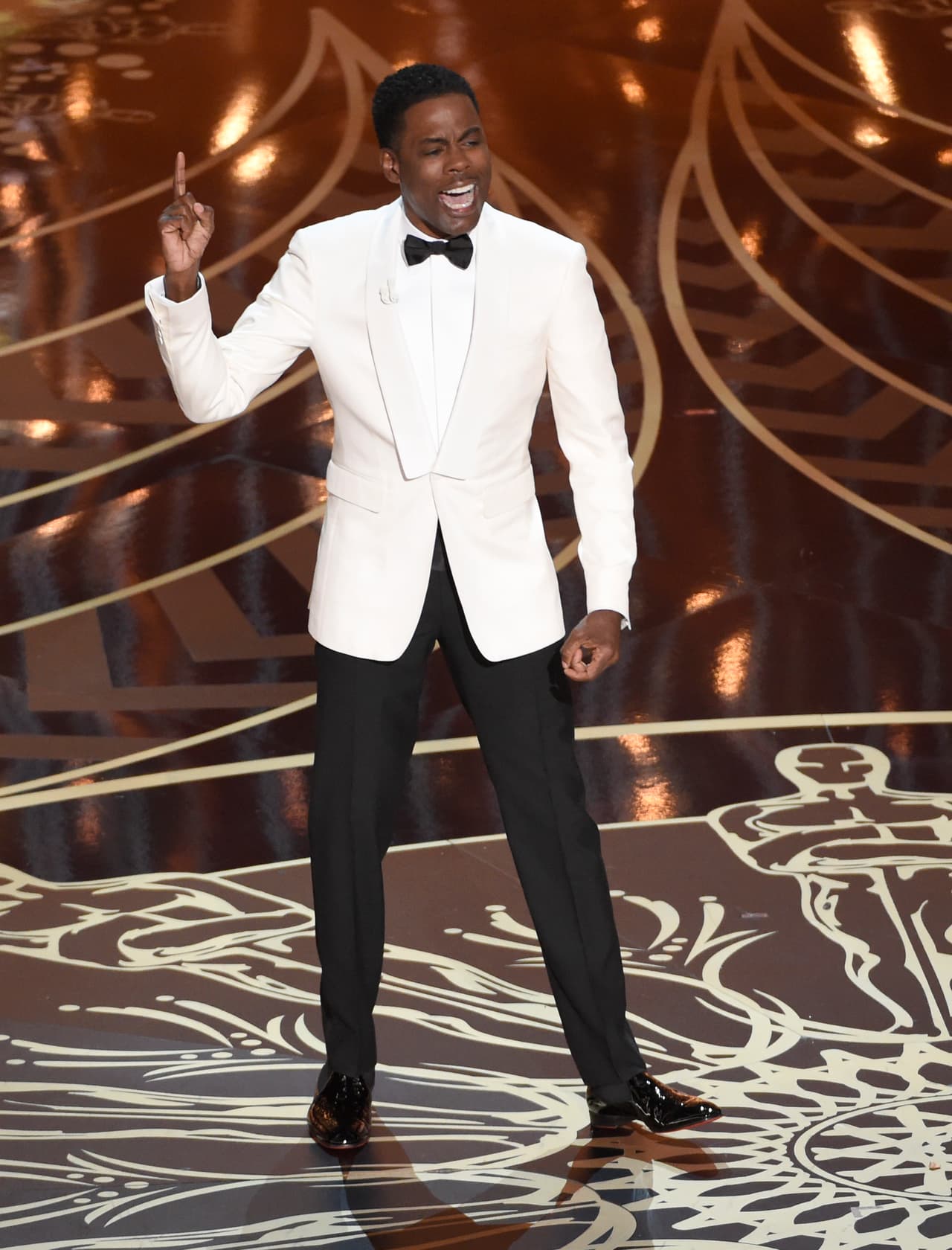 El anfitrión de los Oscar, Chris Rock, durante su monólogo de apertura en la ceremonia del domingo 28 de febrero del 2016 en el Teatro Dolby de Los Angeles. (Foto por Chris Pizzello/Invision/AP)
