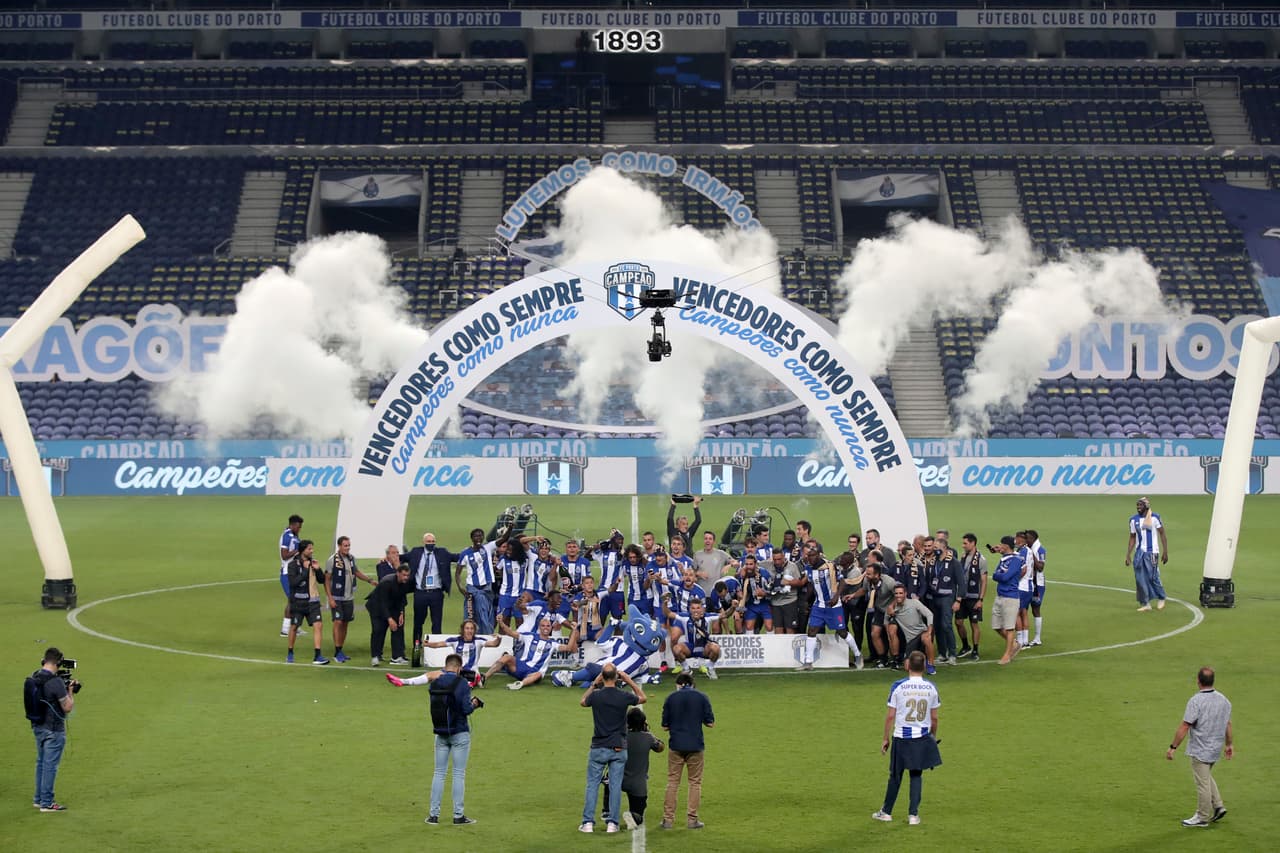 El Tecatito Corona firma su gran temporada al conseguir un nuveo título de la Liga Portuguesa con el Porto.