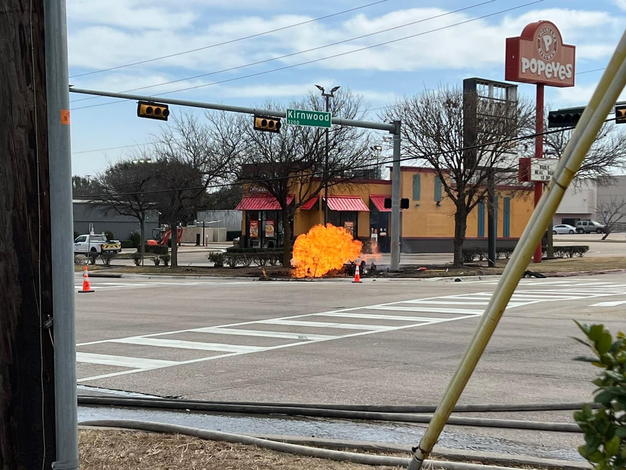 El incendio se registró en la cuadra 2900 de West Wheatland Road, luego de que un contratista golpeara una línea de gas de 4 pulgadas con un martillo neumático. 
<br>