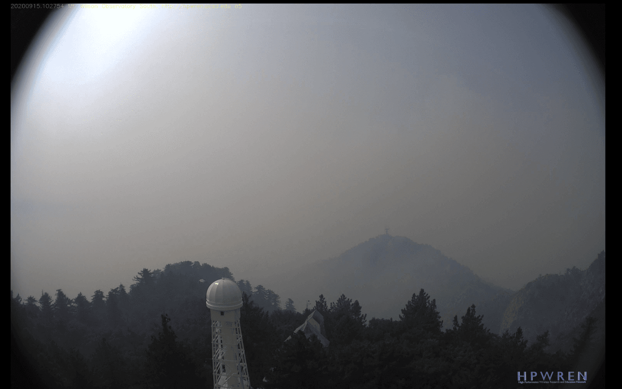 Dejando la hermosa vista desde las cámaras del observatorio, opacada por el humo del incendio que azota al Bosque Nacional Angeles.