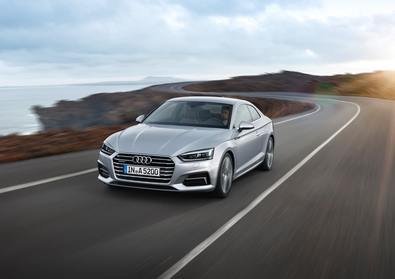 Audi presentó en Alemania la segunda generación de su coupé A5. El nuevo auto llega con más potencia e innovaciones de diseño, equipamiento y seguridad, así como con el Audi S5, su versión con deportividad maximizada. A pesar de obvias modificaciones en su diseño el Audi A5 2017 es tan similar al modelo anterior que las diferencias se harán obvias sólo para el ojo entrenado. Lo cual no está nada mal ya que el A5 siempre ha sido espectacular.