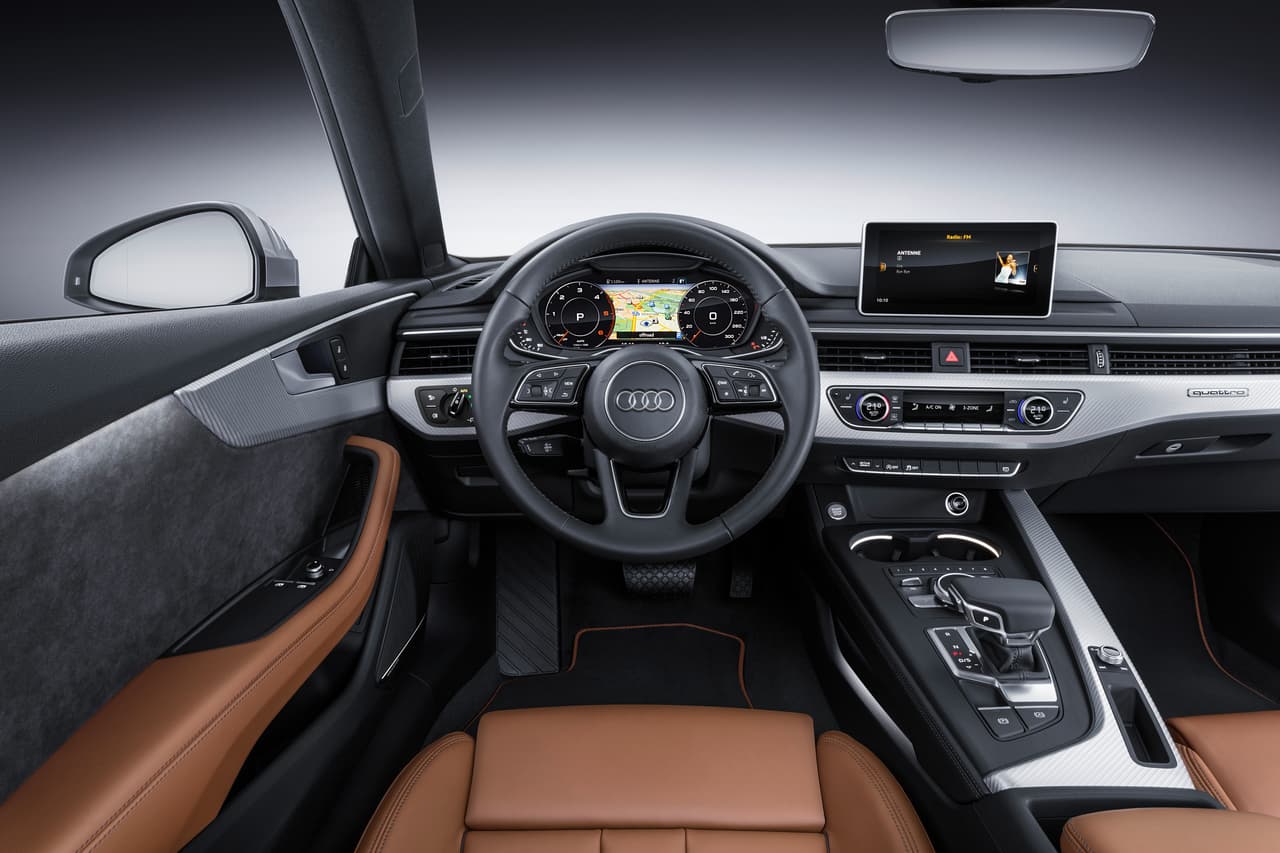 El Audi Virtual Cockpit, los instrumentos digitales altamente configurables que debutaron en el modelo TT este año, es opcional así como la pantalla de 8.3 pulgadas en el centro del tablero de controles. Como sistemas de seguridad, incluye alertas por cambio de carril, alerta de punto ciego entre otros, así control crucero adaptativo, asistente de conducción en atascos y función pare y arranque como servicios semi-autónomos.